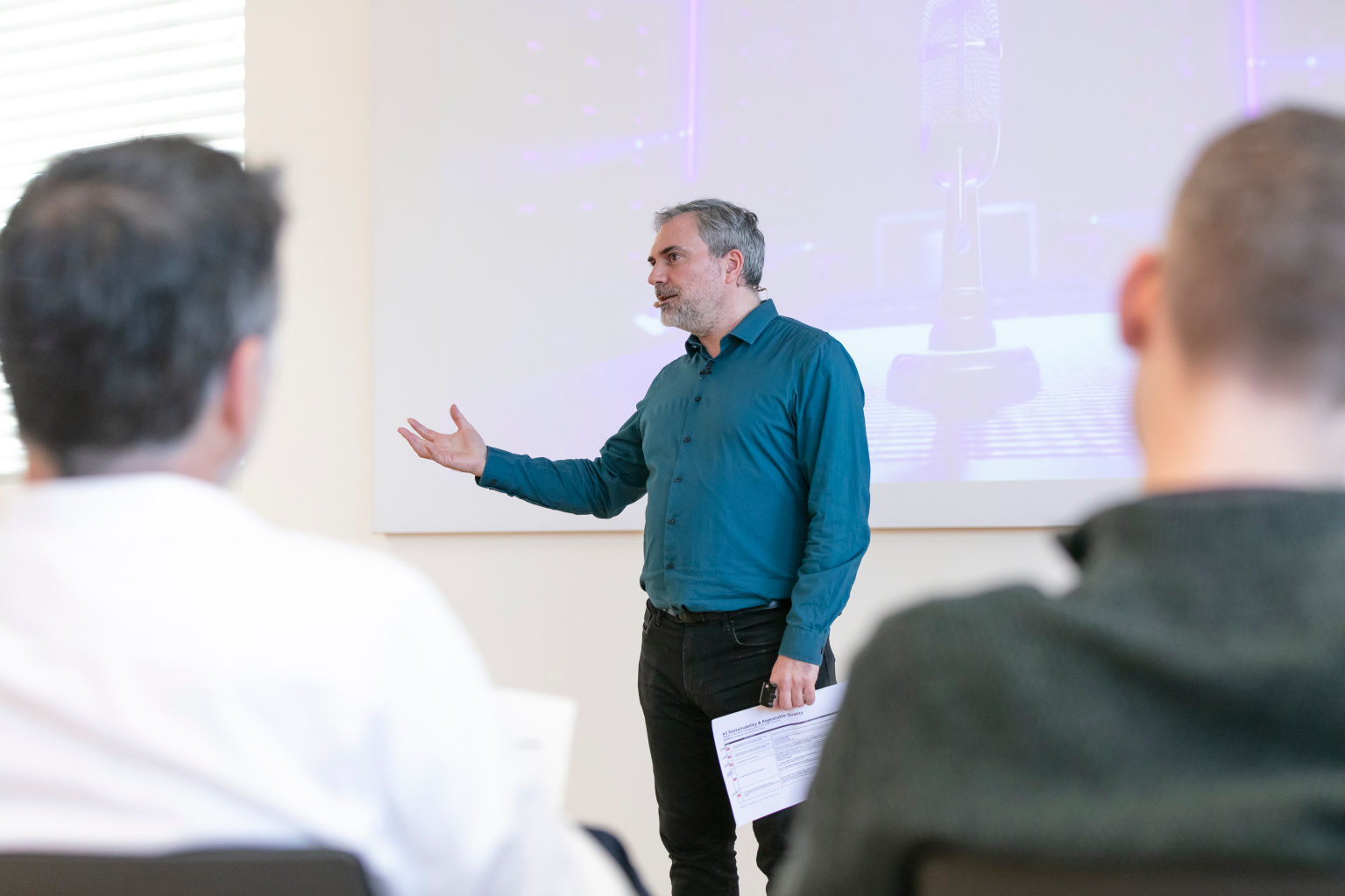 Damien Gauthier coaching experts in a workshop setting